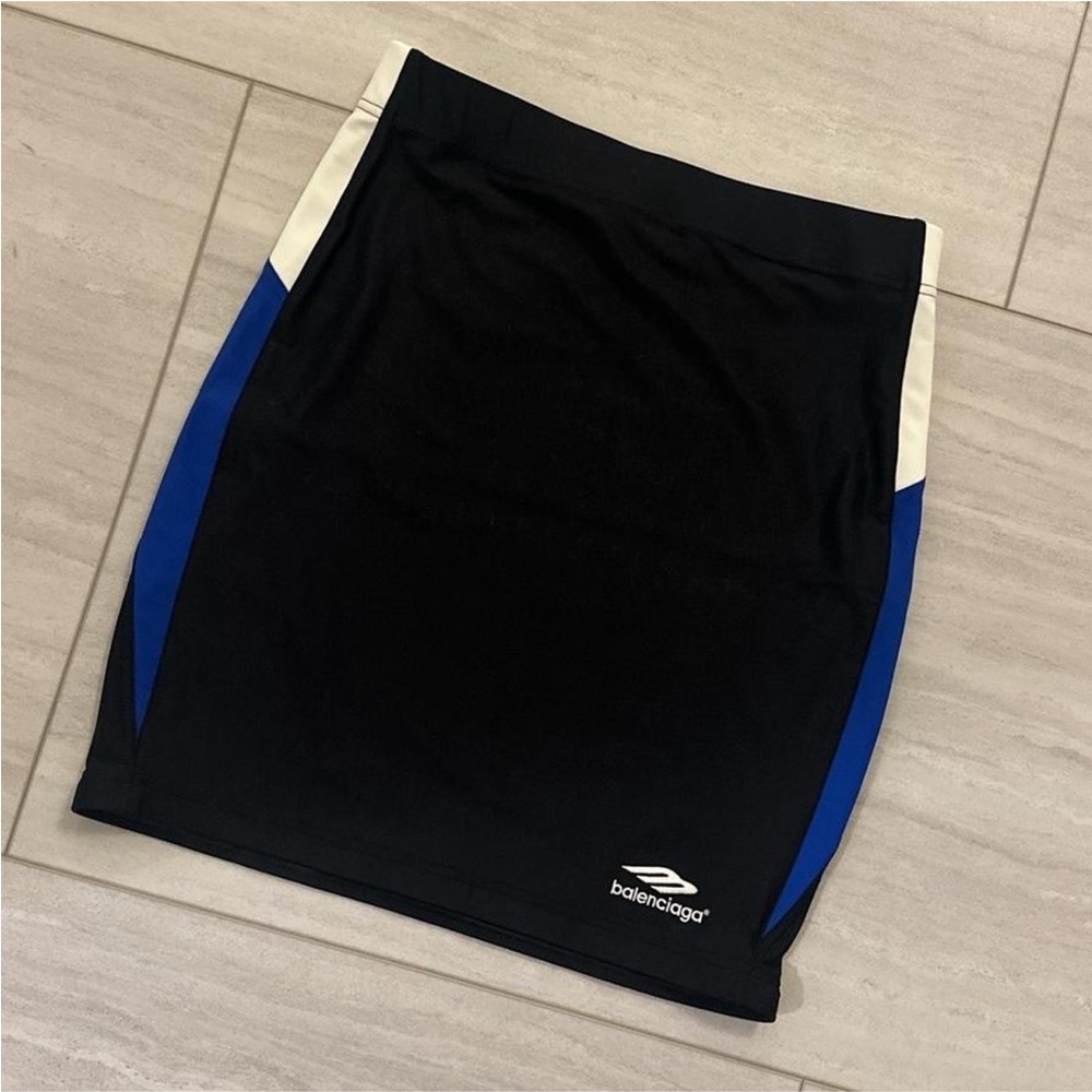 BALENCIAGA fitted skirt 
worn Once
Excellent condition 
Size 36